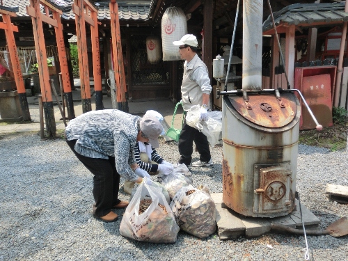 2124-12.5.10下御霊神社美化　個人活動風景.jpg